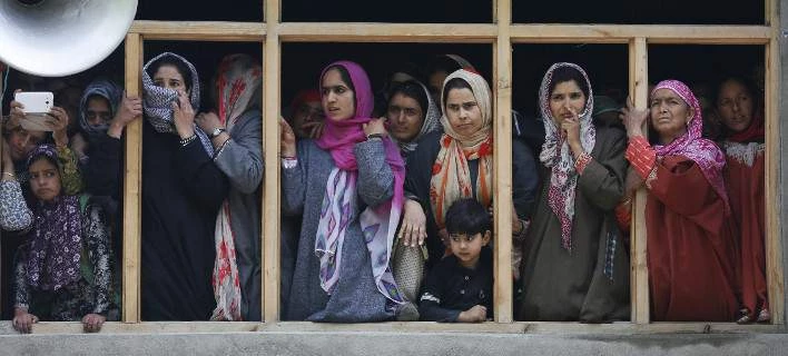 Φρικιαστικό έγκλημα στην Ινδία: 14 άντρες και μία γυναίκα βίασαν και έκαψαν ζωντανή τη 16χρονη